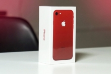 لماذا هاتف أيفون الأحمر أعلى سعرًا من ألوان الهواتف الأخرى؟