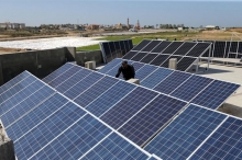 رغم الحصار.. الخلايا الشمسية تنتج ربع الكهرباء في غزة وتتحدى ...