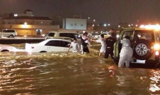 بالصور : أمطار غزيرة على العاصمة السعودية الرياض.. والمياه تبتلع السيارات