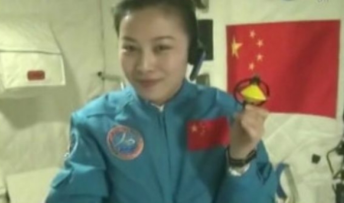 رائدة فضاء صينية تلقي محاضرة من الفضاء