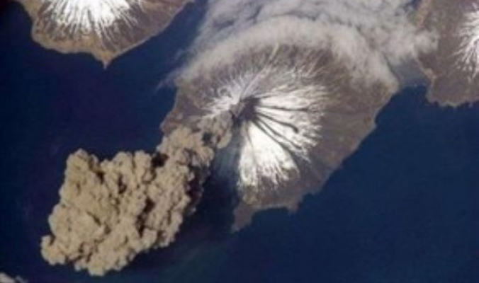بركان شيفيلوش يثور وينفث دخاناً بارتفاع يقارب الـ9 آلاف متر