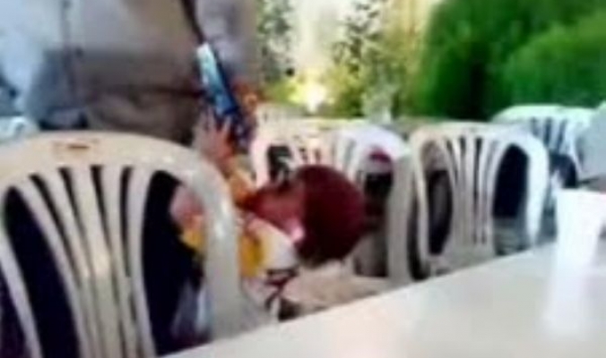 رسالة للأباء والأعراس .. بالفيديو: طفل بعُمر السنتين يقتل والده في حفل زفاف بشمال بسوريا