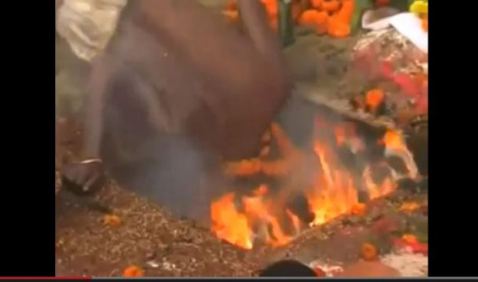 بالفيديو... هندي يضع رأسه في النار دون أن يتعرض لأذى