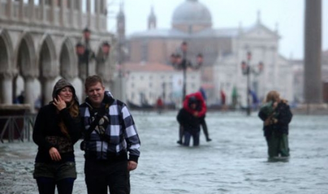 بالفيديو.. الإيطاليون يحتفلون بأقوى فيضانات في فينسيا منذ 150 عاماً !!!