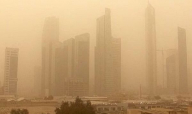 عاصفة تعلق الملاحة البحرية في الكويت