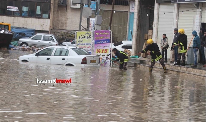 بالصور - الامطار الغزيرة تغرق الشوارع في مدينة القدس