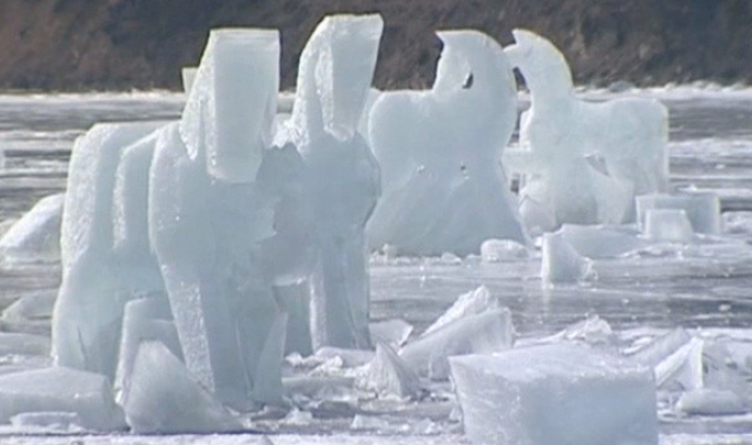 بالفيديو..أحصنة جليدية عملاقة تحتل شاطئ بحيرة بايكال الروسية