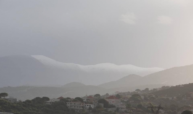 بالصور : الثلوج تكسو قمم جبل المكمل في لبنان بعد ليلة عاصفة وعواصف رعدية أشعلت جبال لبنان