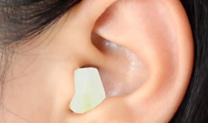 ماذا يحدث عند وضع البصل داخل أذنيك لليلة كاملة!