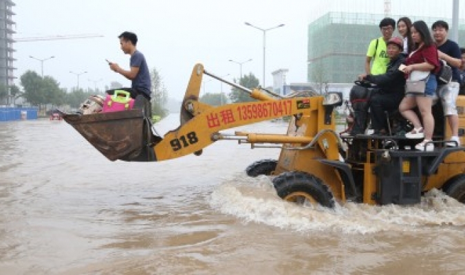 أمطار الصين العظيمة.. دمّرت 50 ألف منزل وقتلت العشرات وأضرت بـ 8.6 ملايين إنسان