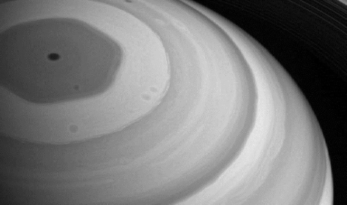 ناسا تنشر صورة لسداسي أضلاع عملاق على زحل