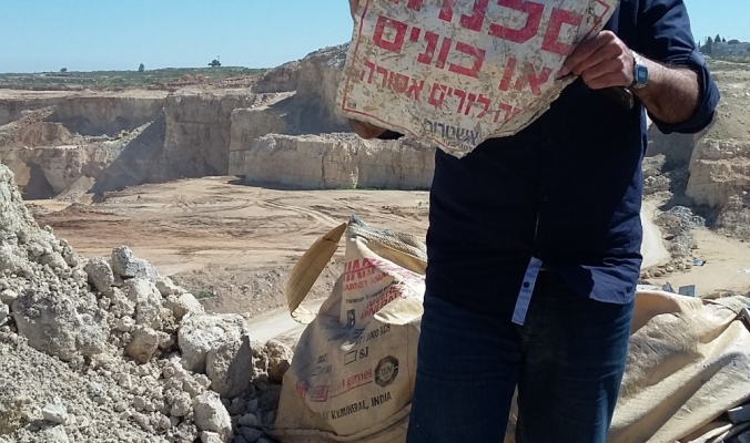 مكبات عشوائية في بلدة الرام تدفن فيها نفايات إسرائيلية مجهولة تهدد الصحة والبيئة