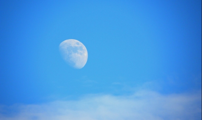 لماذا نرى القمر في النهار في بعض الأحيان ؟