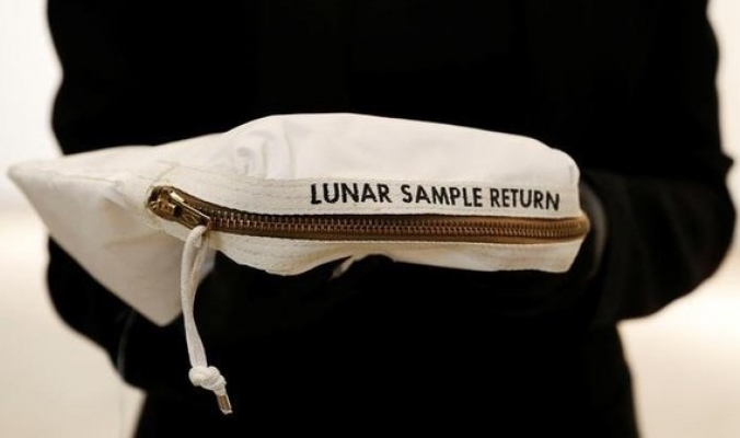حقيبة قادمة من الفضاء تحمل آثار غبار القمر