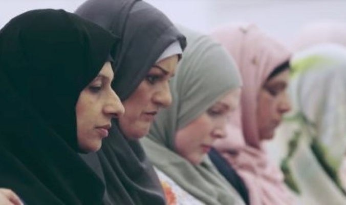 أزمة في بريطانيا.. مذيعة أرادت أن تساعد المسلمين بالحجاب فأساءت لهم وأغضبتهم!