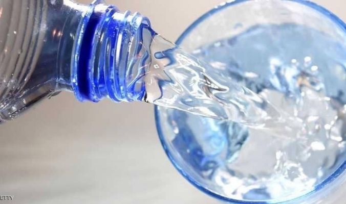شرب الماء أثناء الأكل وبعده.. يفيد أم يضر؟