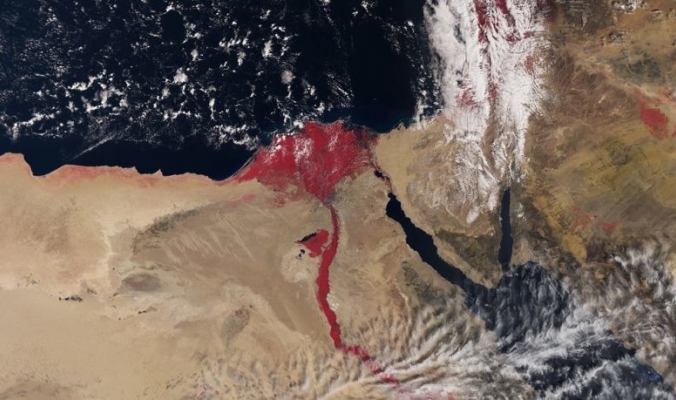 لماذا تجري مياه النيل باللون الأحمر القرمزي في أحدث صور للأقمار الصناعية؟