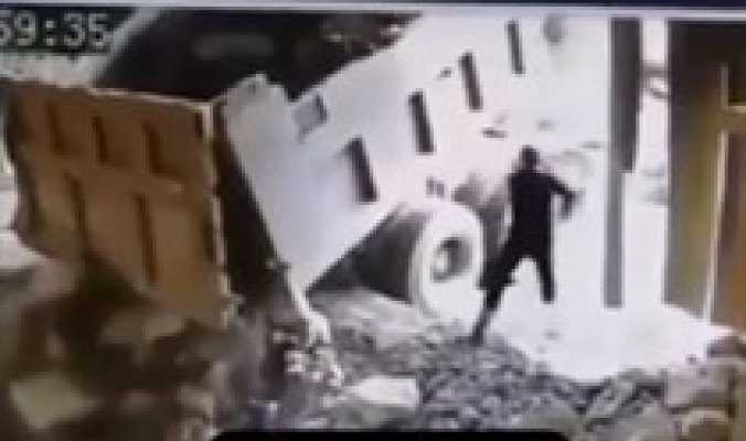 بالفيديو- سقوط حجر على رأس عامل من الخليل