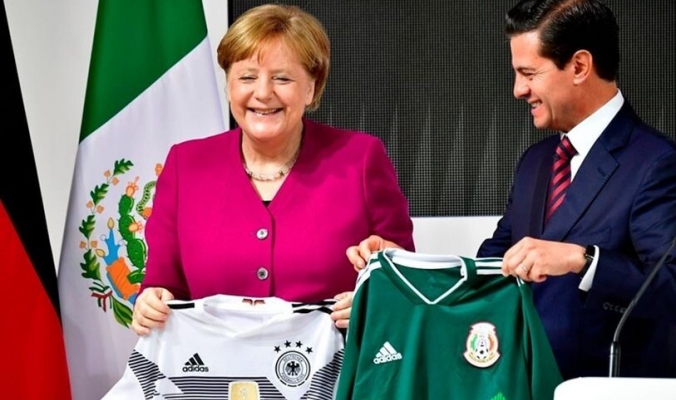 لماذا يرتدي المنتخب الألماني لكرة القدم اللون الأبيض وليس ألوان العلم؟ ????