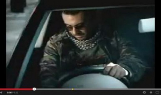 بالفيديو... الكوفية الفلسطينية رمز للإرهاب في إعلان لشركة فولكس فاجن للسيارات