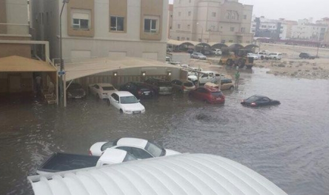 بالصور - الأمطار الغزيرة والسيول تجتاح الكويت بعد السعودية