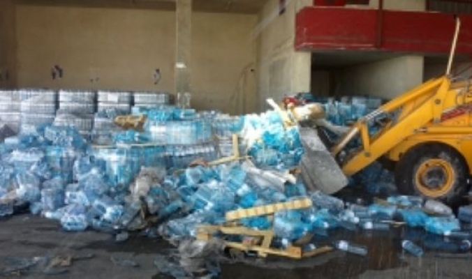 بالصور: اتلاف مئة وثمانية آلاف عبوة من مياه &quot;ميرون&quot; المعدنية الإسرائيلية