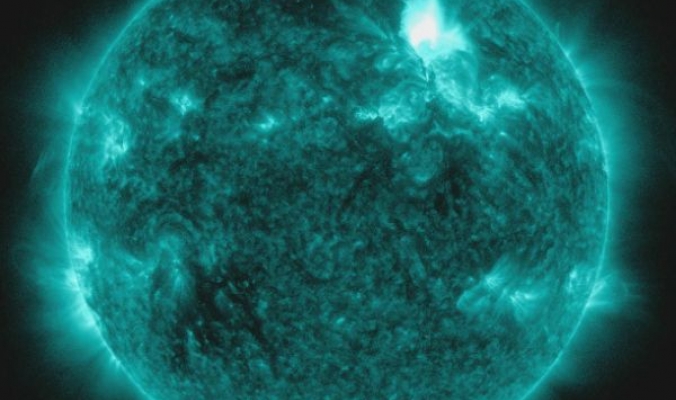 صورة الانفجار الشمسي الذي وقع يوم الاحد الماضي