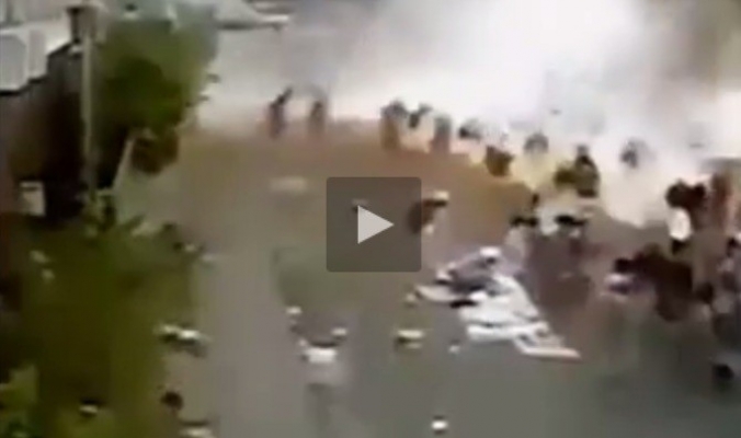 فيديو يرصد لحظة تفجير شخص لنفسه وسط تظاهرة للحوثيين في صنعاء