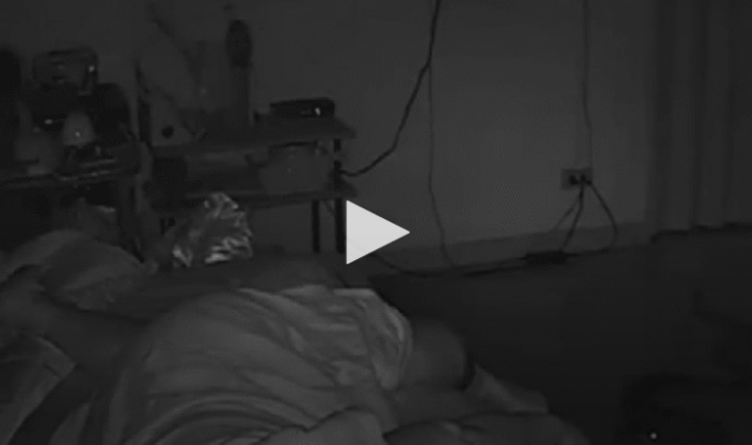 فيديو مرعب جداً.. ثعبان يتسلل إلى غرفة سيدة ويلدغها وهي نائمة
