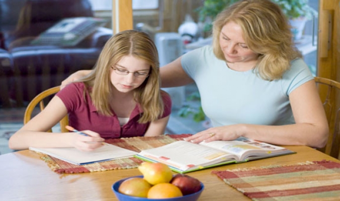 5 نصائح للآباء عند المذاكرة مع الأبناء بفترة الامتحانات