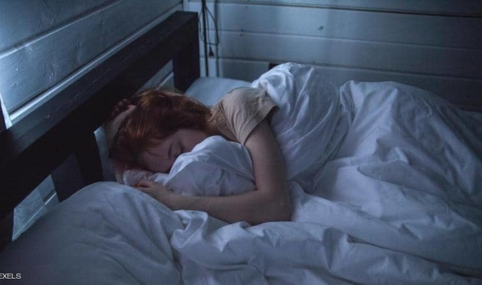 دراسة تكشف سر النوم والاستيقاظ المبكر