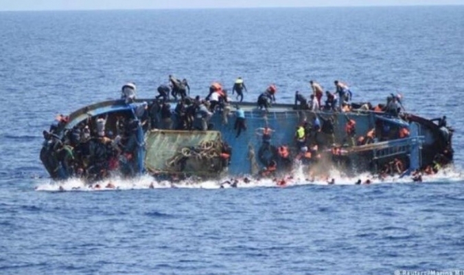 على متنه 500 شخص... الرياح العاتية تغرق قارباً للمهاجرين