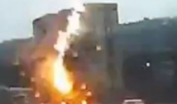 عمود هابط من النار يضرب سقف سيارة بشكل مفاجئ... شاهد الفيديو