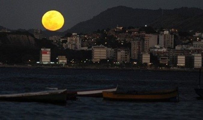 العلماء يخططون لاستخدام ضوء القمر في إنارة المدن والطرقات ليلا