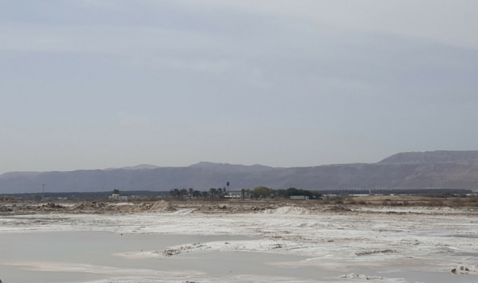 شبح الجفاف يلاحق البحر الميت..عشرات الشركات الاسرائيلية تنهب خيراته