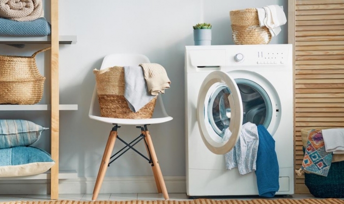 هل يمكن غسل الملابس بماء بارد؟ وما الذي يضمن نظافتها؟
