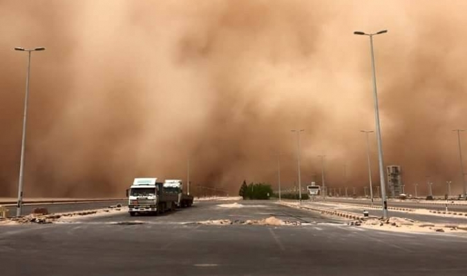 بالصور - عاصفة رملية شديدة تحول نهار السعودية إلى ليل