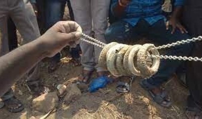 اكتشاف “كنز” يصيب سكان قرية بالذهول.. عثروا على حُلي ذهبية وتحف أثناء حفر قطعة أرض