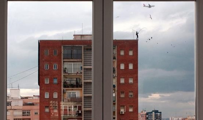 لرسام إسباني بالصور: رسوم منمنمة على النافذة تداعب ما وراءها