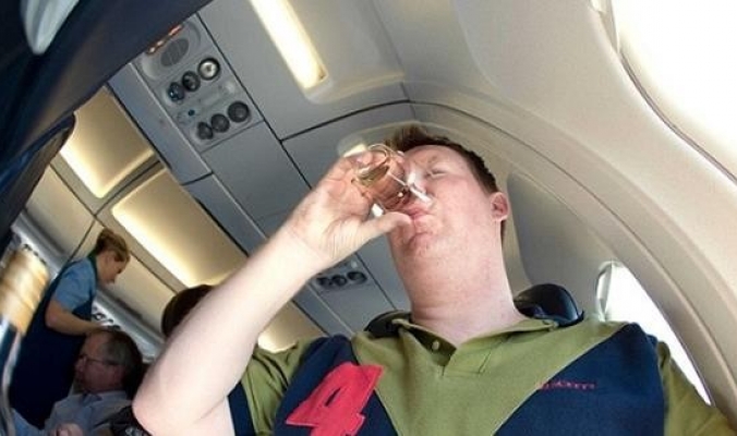 كل شعب لديه عاداته عادات ركاب الطائرة: الأستراليون يشربون والصينيون ينامون