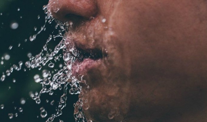 إليك ما يحدث لجسمك ودماغك إذا صمت عن الماء