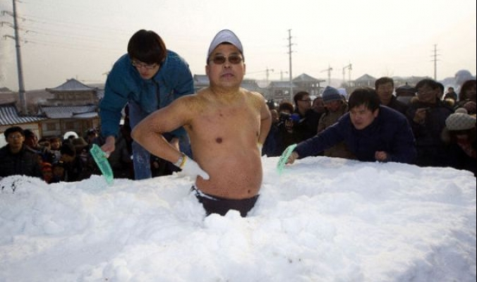 صيني يحطم الرقم القياسي بالبقاء تحت الثلج!