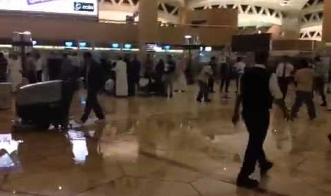 فيديو- الأمطار تغرق مطار الملك خالد في الرياض وحصيلة الفيضانات بالأردن إلى إرتفاع