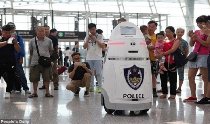 أول روبوت شرطي يباشر مهامه في الصين