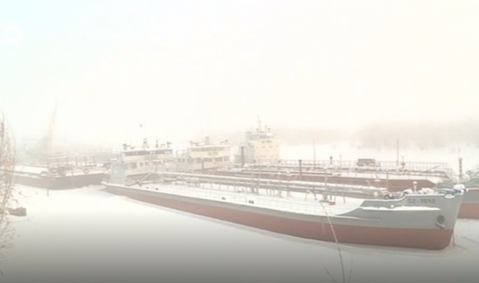 بالفيديو| لماذا تجري عمليات صيانة السفن في سيبيريا عندما تصل الحرارة الى 50 تحت الصفر؟