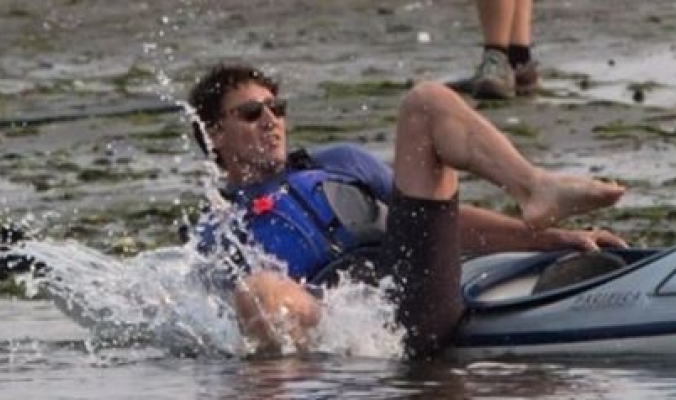 جاستن ترودو ينزلق ويسقط في الماء أثناء محاولته ركوب أحد الزوارق