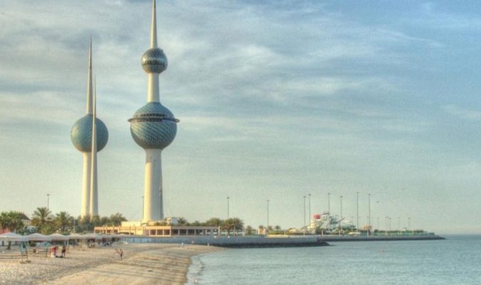 شاهد بالفيديو.. كيف أذابت الحرارة المرتفعة الأسفلت في الكويت