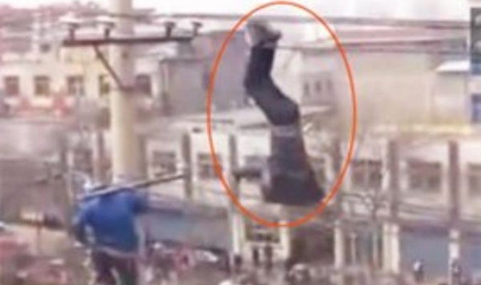 بالفيديو... رجل مخمور يتسلق أسلاك الضغط العالي