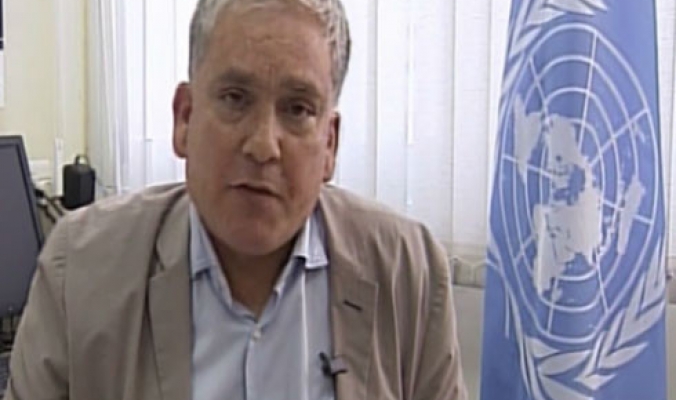 بالفيديو: متحدث باسم الأونروا يجهش بالبكاء لهول ما شاهده بغزة
