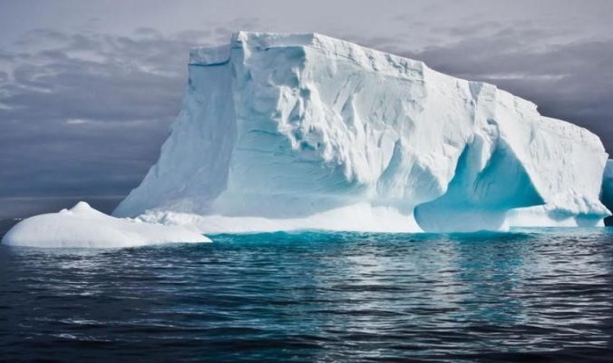 بالصور والفيديو.. تفاصيل نقل جبل جليدي من القطب الجنوبي إلى الامارات
